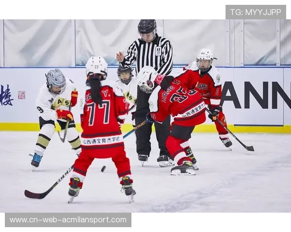 冰球少年被撞飞三米却爬起继续追球